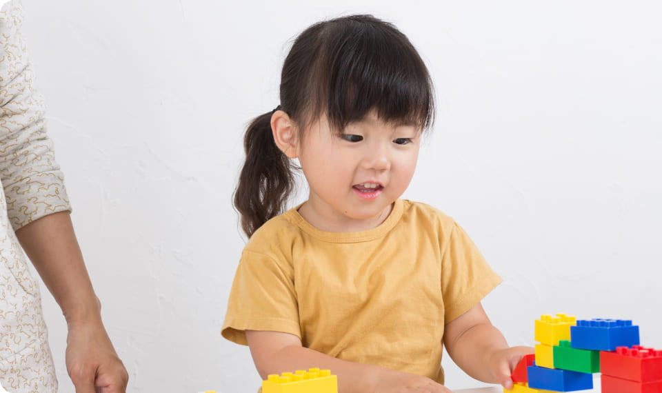 ブロックで遊ぶ幼児